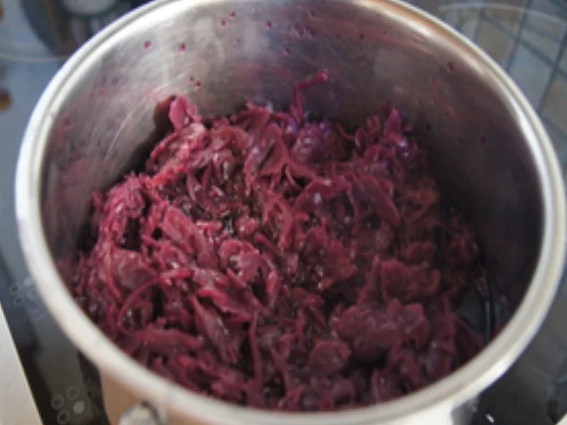 Wildschweinbratwürstchen mit Rotkohl und Kartoffelstampf - Rezept - Bild Nr. 7