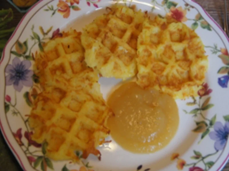 Rezept: Kartoffelpuffer aus dem Waffeleisen mit Apfelmus Bild Nr. 2 Kartoffelpuffer aus dem Waffeleisen mit Apfelmus - Rezept - Bild Nr. 2
