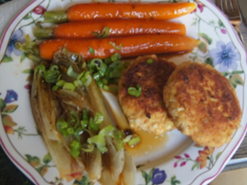 Rezept: Hähnchenbrustfilet-Buletten mit Chicorée- und Honig-Bundmöhren-Gemüse Bild Nr. 10 Hähnchenbrustfilet-Buletten mit Chicorée- und Honig-Bundmöhren-Gemüse - Rezept - Bild Nr. 10