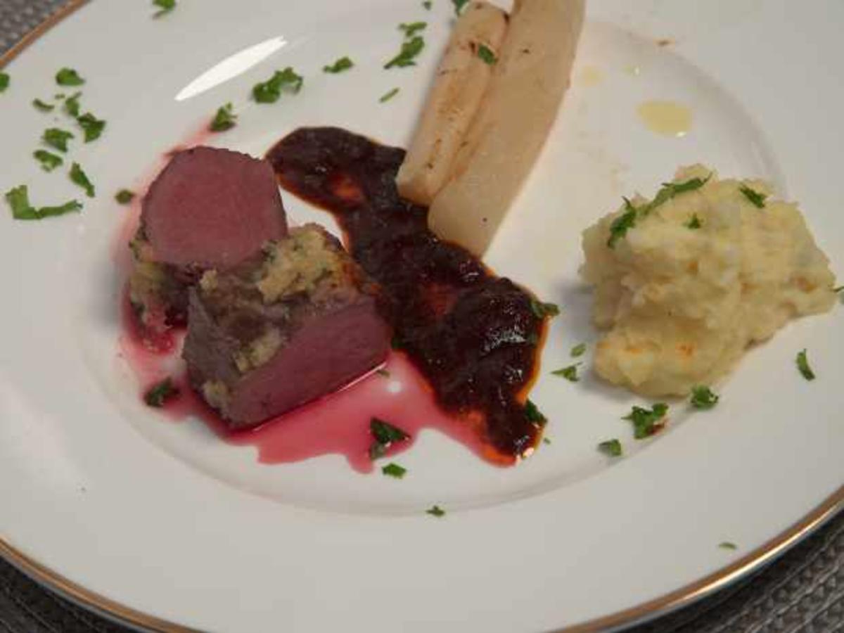 Rehrücken an Rotwein-Preiselbeer-Sauce mit Kartoffel-Sellerie-Stampf ...