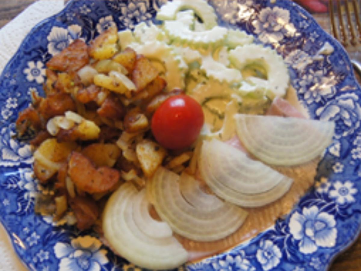 Matjesfilet mit leckeren Bratkartoffeln und Gurkensalat - Rezept - Bild Nr. 2