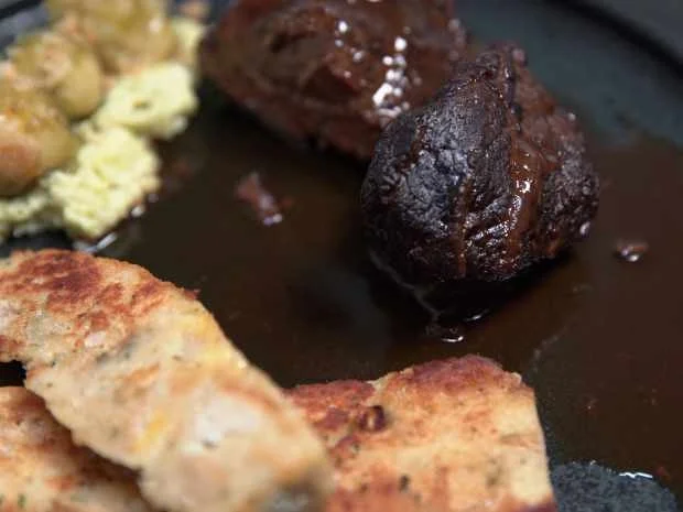 Wasserbüffelbäckchen mit Serviettenknödel und karamellisierten Rosenkohl - Rezept - Bild Nr. 16865