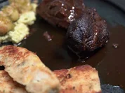 Rezept: Wasserbüffelbäckchen mit Serviettenknödel und karamellisierten Rosenkohl Bild Nr. 16865 Wasserbüffelbäckchen mit Serviettenknödel und karamellisierten Rosenkohl - Rezept - Bild Nr. 16865