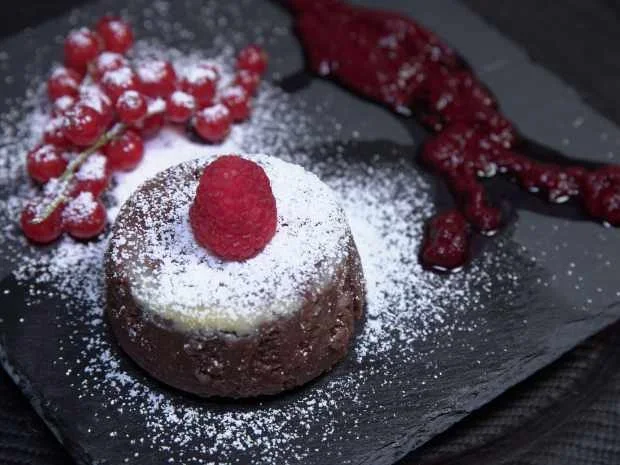 Rezept: Schokokuchen mit flüssigem Kern und Früchten Bild Nr. 2 Schokokuchen mit flüssigem Kern und Früchten - Rezept - Bild Nr. 2