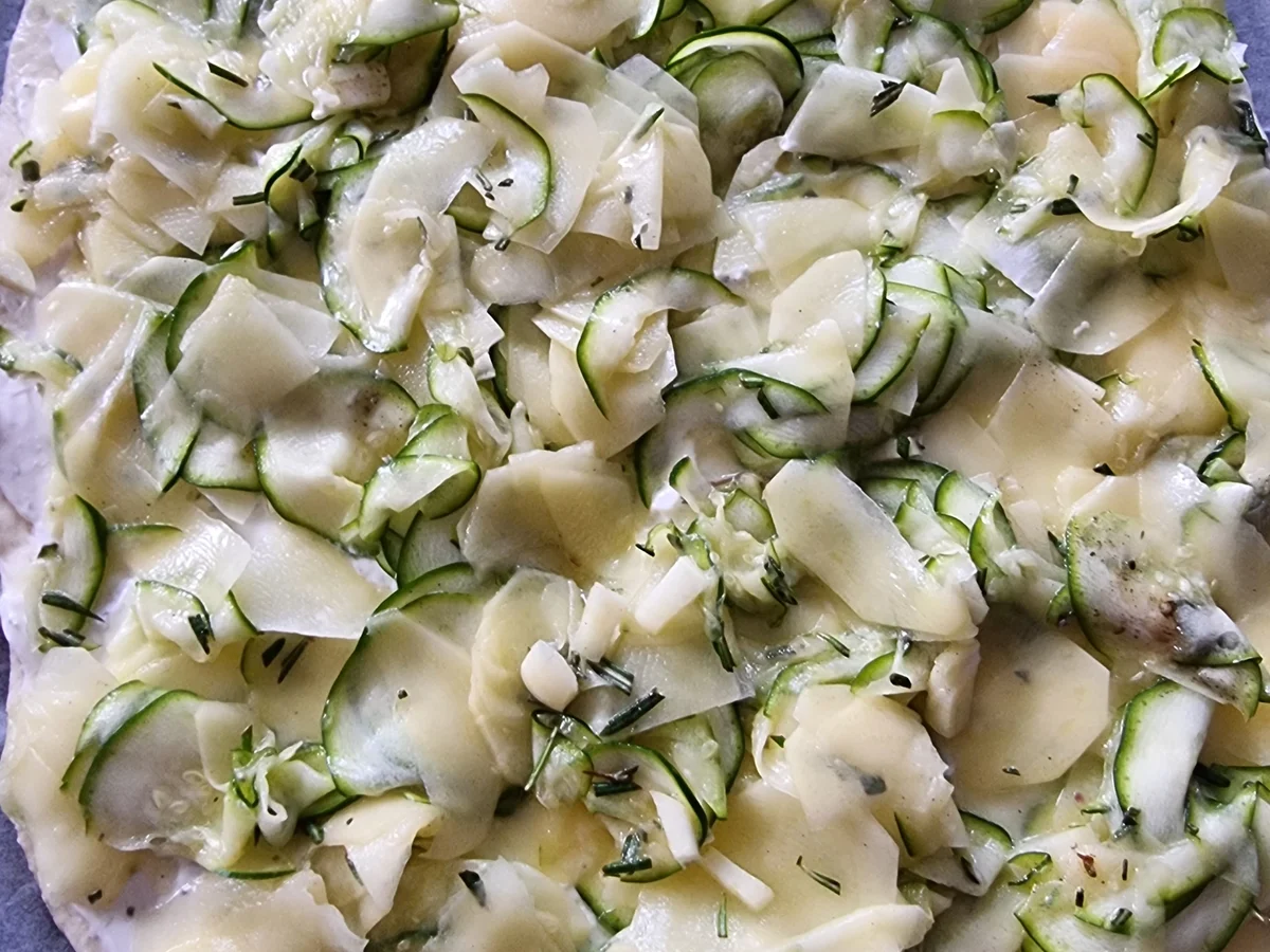 Pizza-Bianca mit Kartoffeln und Zucchini - Rezept - Bild Nr. 16880