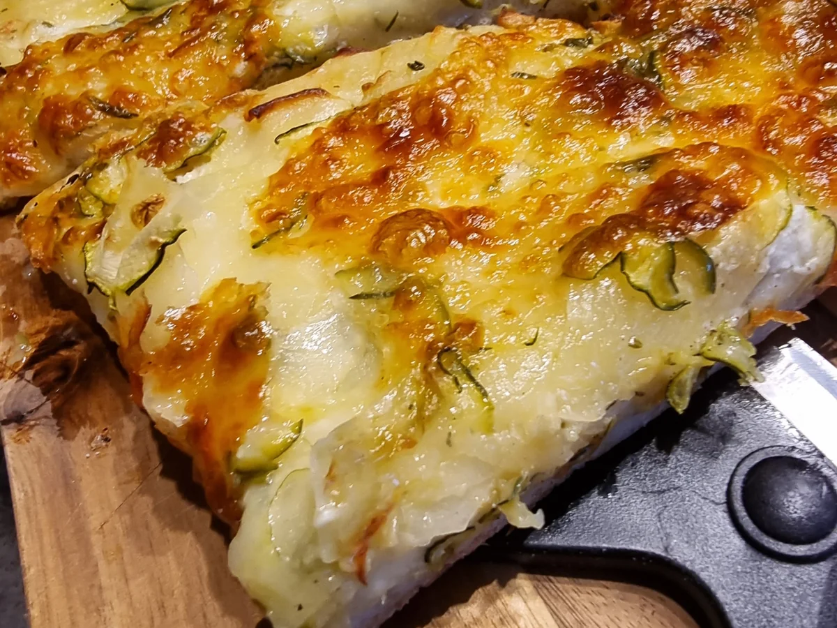 Pizza-Bianca mit Kartoffeln und Zucchini - Rezept - Bild Nr. 16883