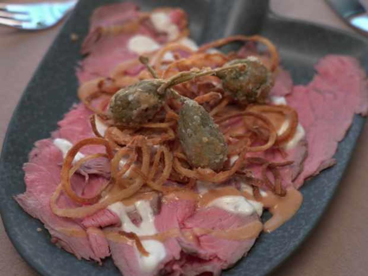 Rinder-Ceviche mit BBQ-Sauce, Röstzwiebeln und Kapernäpfel - Rezept - Bild Nr. 2