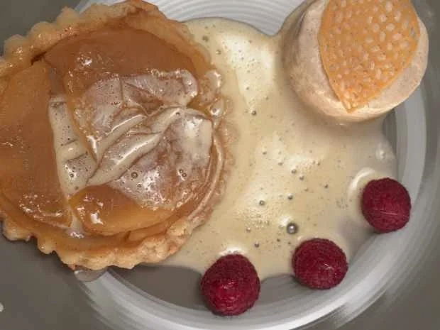 Rezept: Apfel-Zimt-Mandel Tarte Tatin und Zimtparfait mit Mandelcrunch Bild Nr. 16864 Apfel-Zimt-Mandel Tarte Tatin und Zimtparfait mit Mandelcrunch - Rezept - Bild Nr. 16864