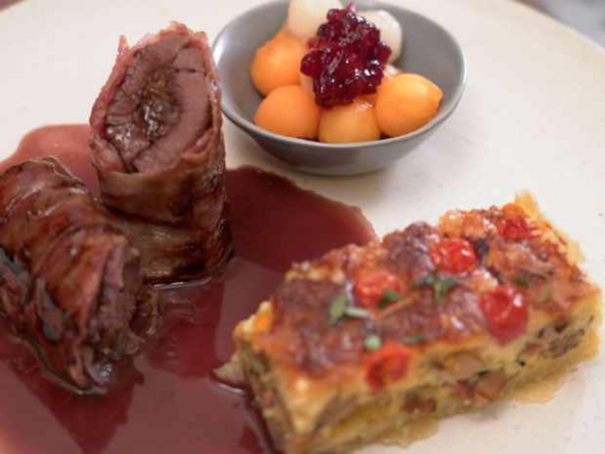 Dammwildroulade mit Kräuter-Dattel-Füllung und Pilz-Quiche - Rezept ...