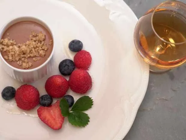 Mousse au Chocolat mit einem Hauch Chili und Beerenfrüchten - Rezept - Bild Nr. 16872
