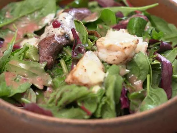 Reh- und Dorschfilet auf Wildsalat mit Preiselbeer-Vinaigrette - Rezept - Bild Nr. 2