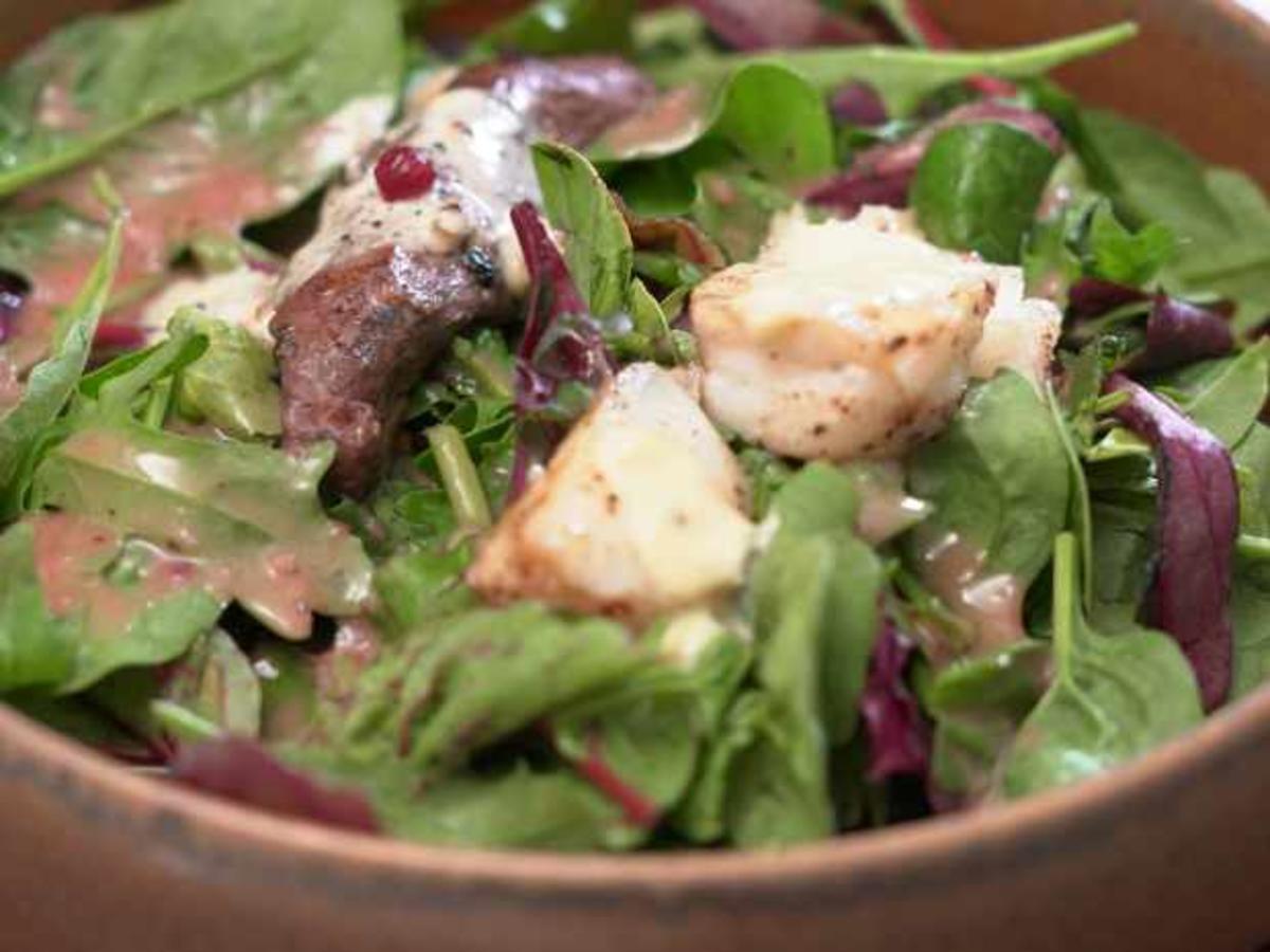 Reh- und Dorschfilet auf Wildsalat mit Preiselbeer-Vinaigrette - Rezept ...