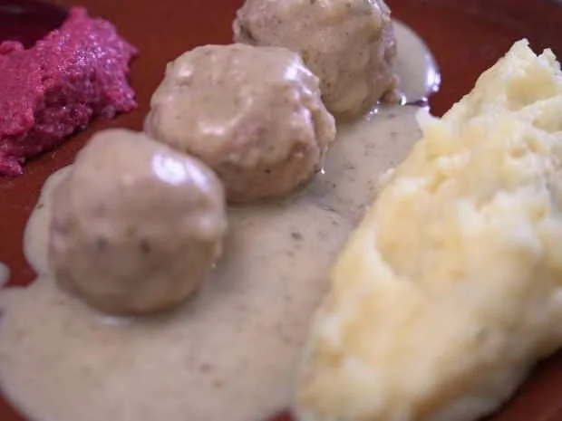 Rezept: Königsberger Klopse an Kartoffelstampf mit Rote Bete-Crème Bild Nr. 16873 Königsberger Klopse an Kartoffelstampf mit Rote Bete-Crème - Rezept - Bild Nr. 16873