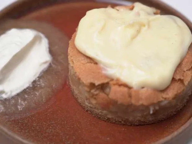 Gedeckter Apfelkuchen mit Vanillecrème und Birnensorbet - Rezept - Bild Nr. 16873