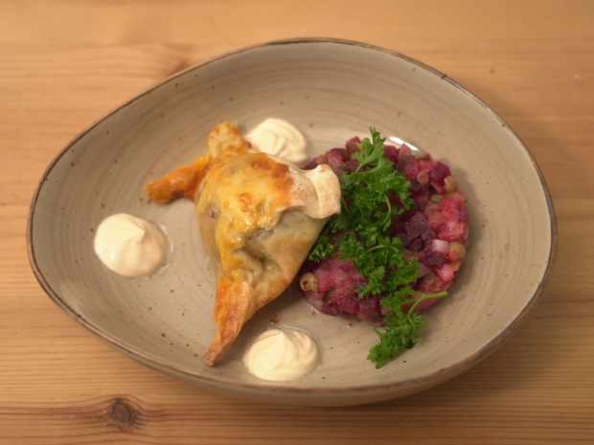 Gefüllte Teigtaschen mit Kartoffel-Rote-Bete-Salat - Rezept - kochbar.de