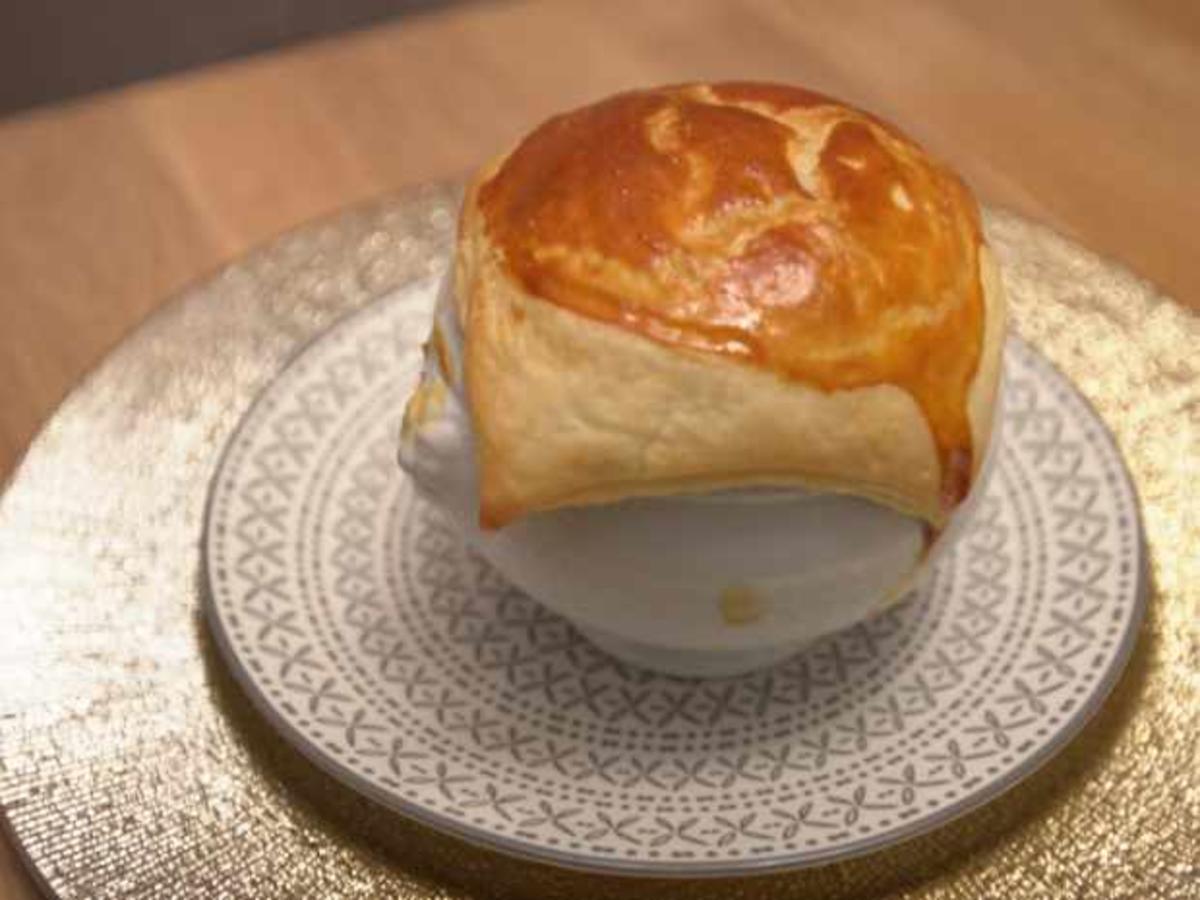 Garnelensuppe mit Blätterteighaube - Rezept - kochbar.de