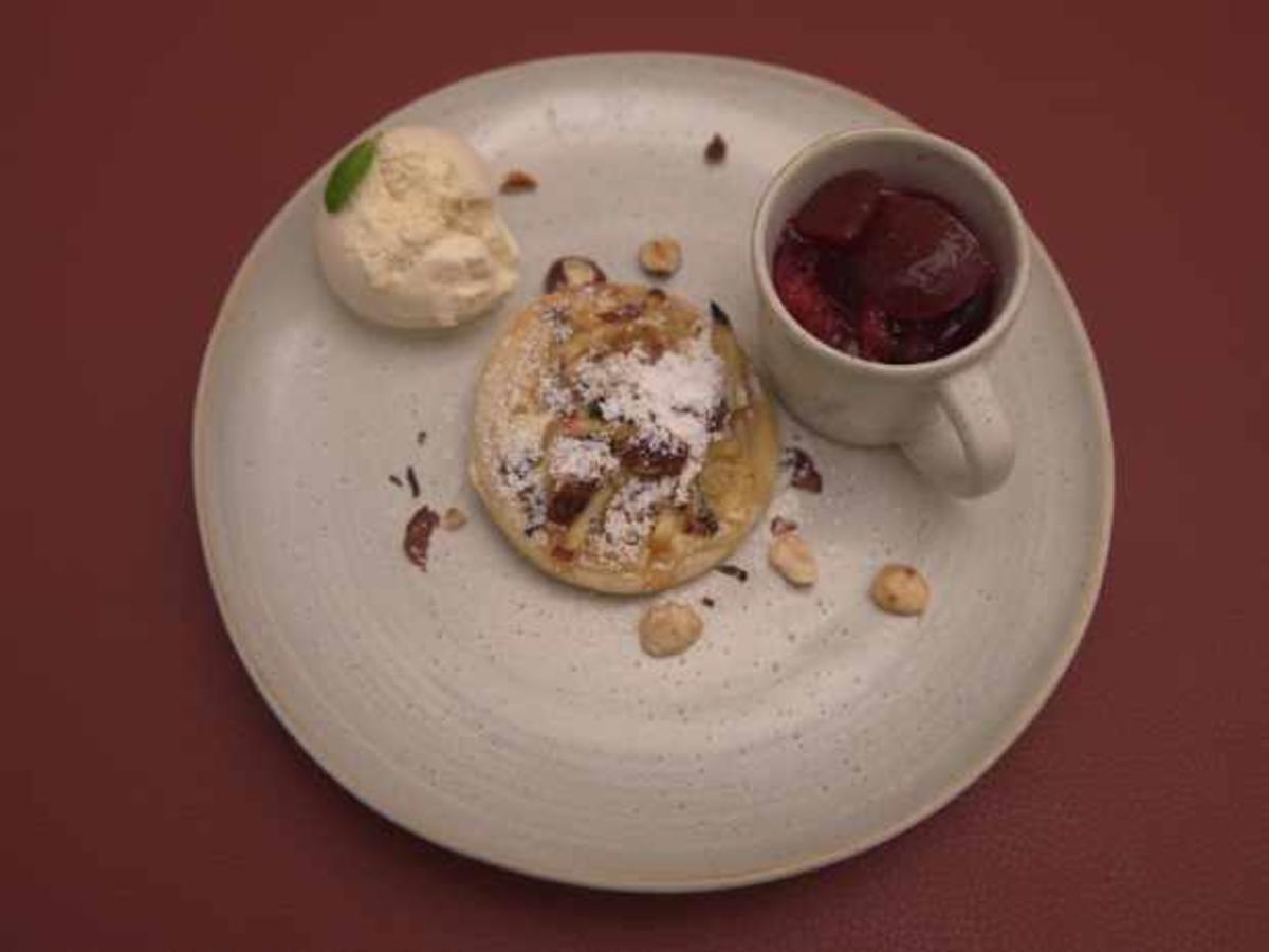 Flammkuchen mit Zwetschgenkompott und Sauerrahmeis - von Das perfekte ... Flammkuchen mit Zwetschgenkompott und Sauerrahmeis - von Das perfekte ...