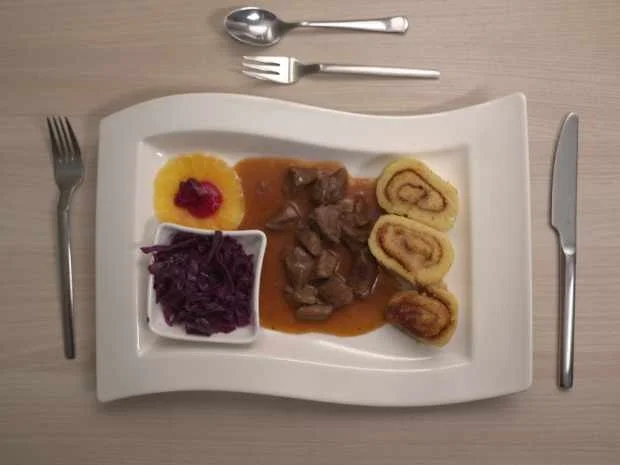 Rezept: Wildschweingulasch mit Wickelklößen und Rotkraut Bild Nr. 16888 Wildschweingulasch mit Wickelklößen und Rotkraut - Rezept - Bild Nr. 16888