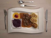 Wildschweingulasch mit Wickelklößen und Rotkraut - Rezept - Bild Nr. 16888