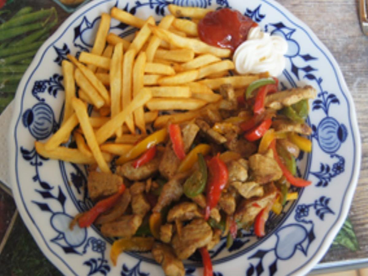 Gyros mit bunten Paprikastreifen und Pommes Frites - Rezept - kochbar.de Gyros mit bunten Paprikastreifen und Pommes Frites - Rezept - kochbar.de