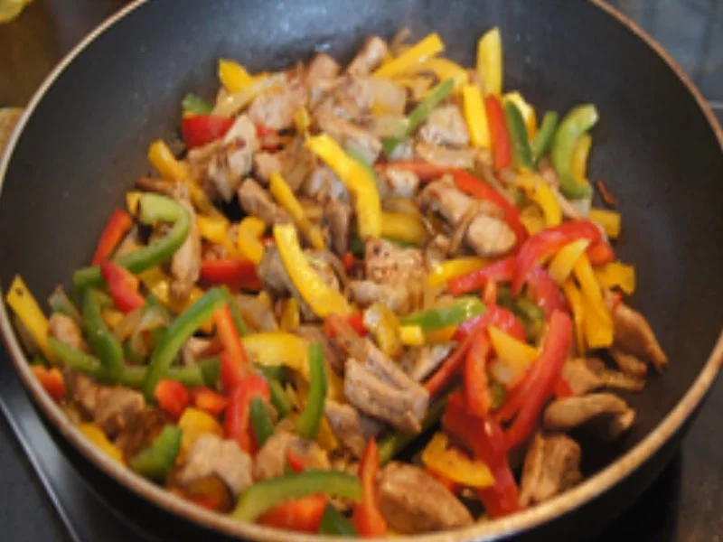 Gyros mit bunten Paprikastreifen und Pommes Frites - Rezept - Bild Nr. 8