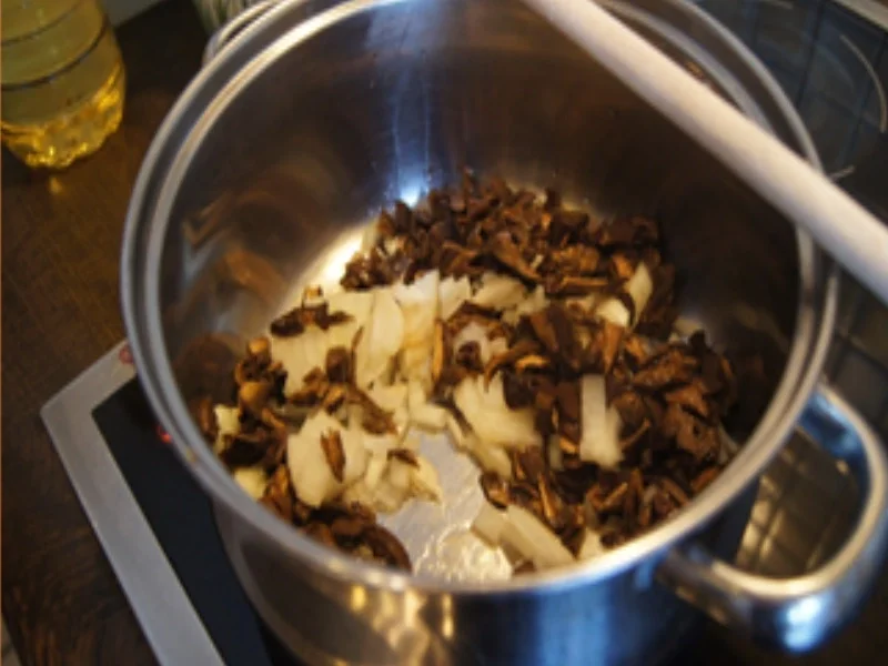 Sauerkraut mit Steinpilzen und Bratkartoffeln - Rezept - Bild Nr. 16892