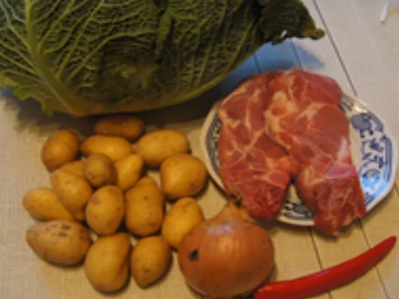 Rezept: Paniertes Nackenkotelett mit Rahm-Wirsing und Drillingen Bild Nr. 3 Paniertes Nackenkotelett mit Rahm-Wirsing und Drillingen - Rezept - Bild Nr. 3