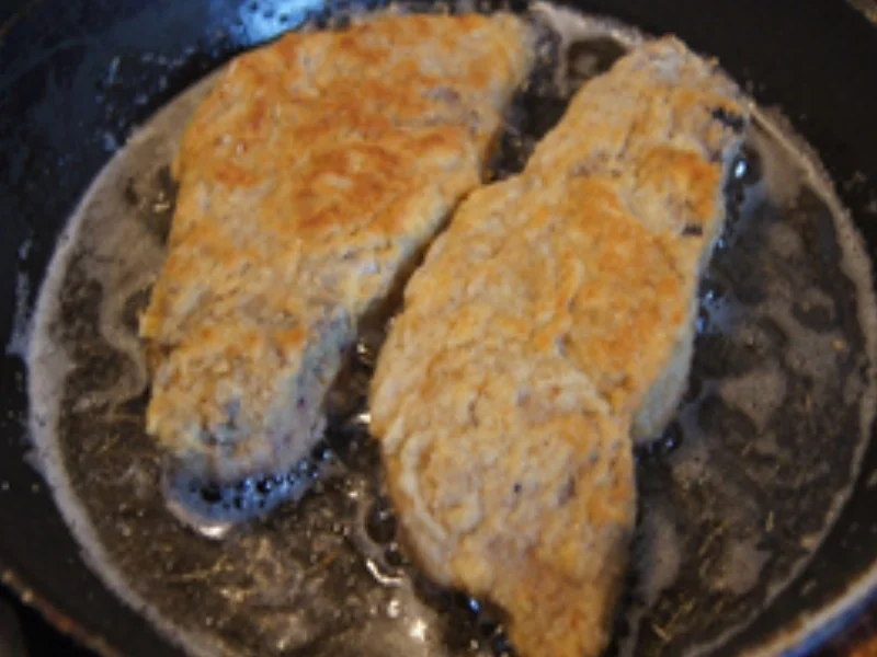 Rezept: Paniertes Nackenkotelett mit Rahm-Wirsing und Drillingen Bild Nr. 4 Paniertes Nackenkotelett mit Rahm-Wirsing und Drillingen - Rezept - Bild Nr. 4