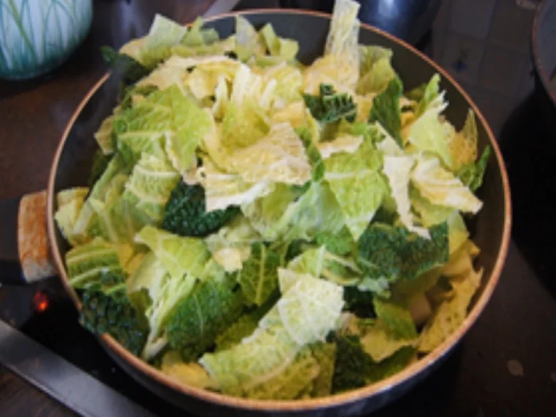 Rezept: Paniertes Nackenkotelett mit Rahm-Wirsing und Drillingen Bild Nr. 6 Paniertes Nackenkotelett mit Rahm-Wirsing und Drillingen - Rezept - Bild Nr. 6