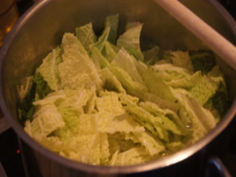 Rezept: Paniertes Nackenkotelett mit Rahm-Wirsing und Drillingen Bild Nr. 7 Paniertes Nackenkotelett mit Rahm-Wirsing und Drillingen - Rezept - Bild Nr. 7