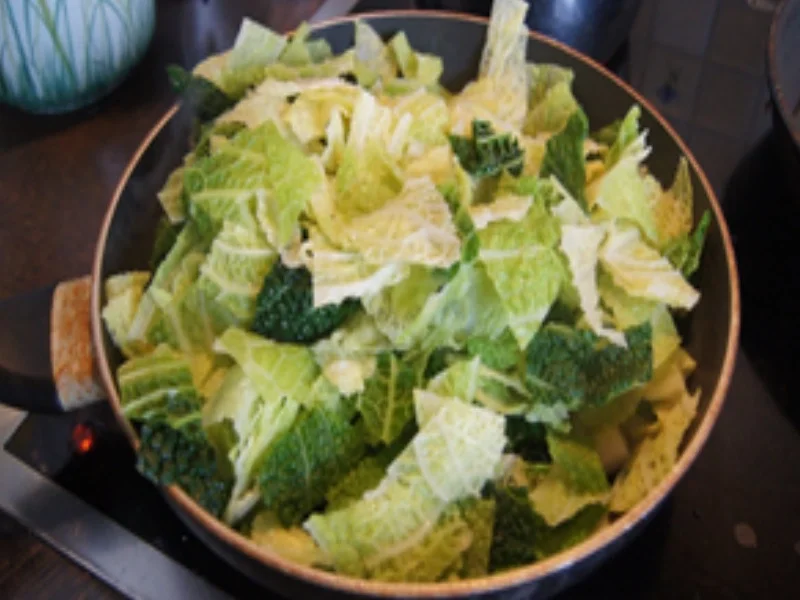 Rezept: Paniertes Nackenkotelett mit Rahm-Wirsing und Drillingen Bild Nr. 10 Paniertes Nackenkotelett mit Rahm-Wirsing und Drillingen - Rezept - Bild Nr. 10