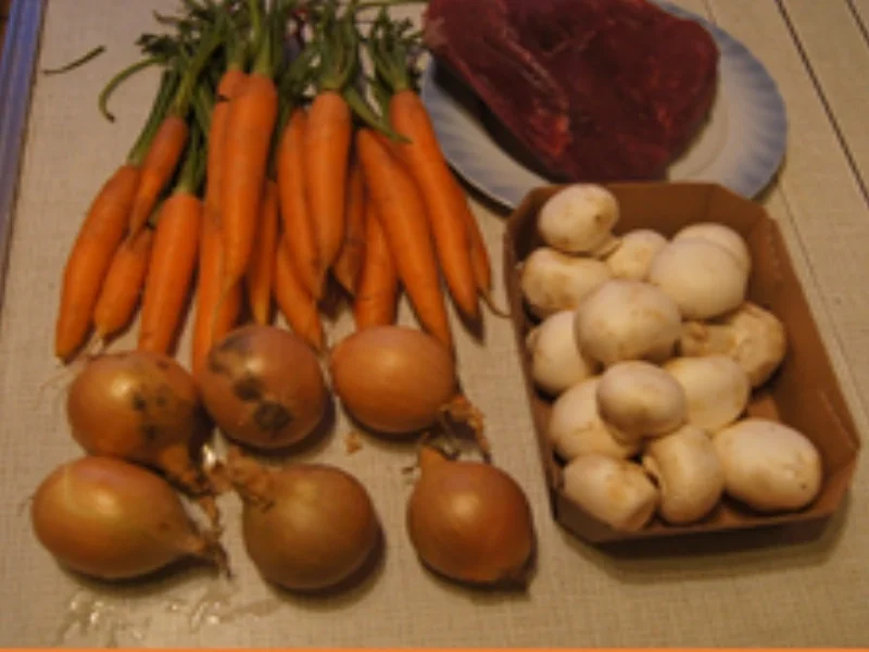 Gulasch mit Champignons, Zwiebeln und Bundmöhren - Rezept - Bild Nr. 16889