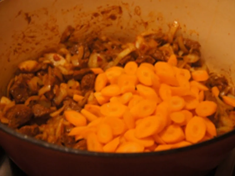 Gulasch mit Champignons, Zwiebeln und Bundmöhren - Rezept - Bild Nr. 16901