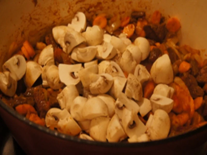 Gulasch mit Champignons, Zwiebeln und Bundmöhren - Rezept - Bild Nr. 16903