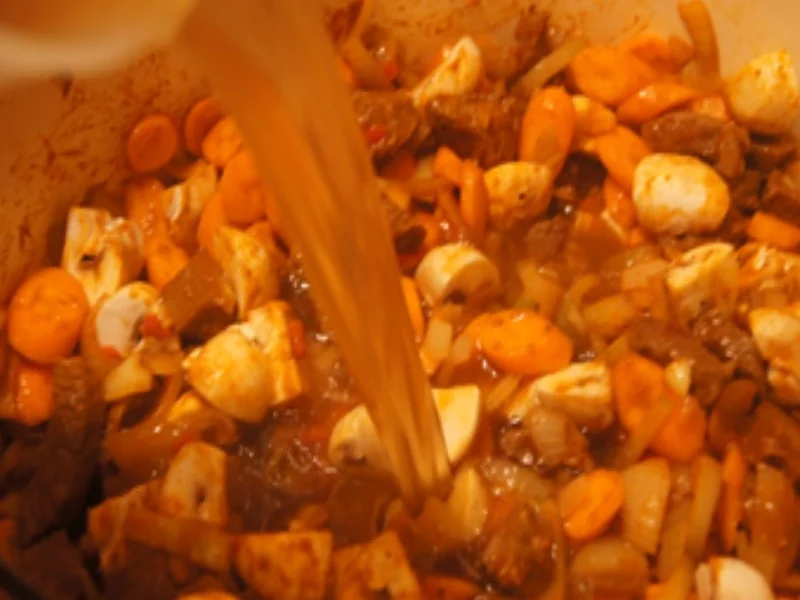 Gulasch mit Champignons, Zwiebeln und Bundmöhren - Rezept - Bild Nr. 16904