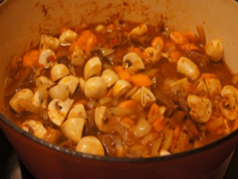 Gulasch mit Champignons, Zwiebeln und Bundmöhren - Rezept - Bild Nr. 16906