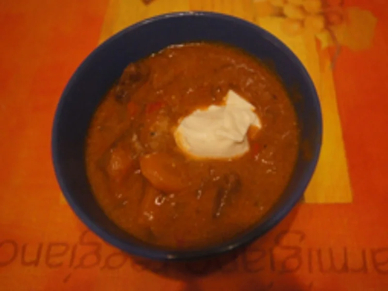 Gulasch mit Champignons, Zwiebeln und Bundmöhren - Rezept - Bild Nr. 16909