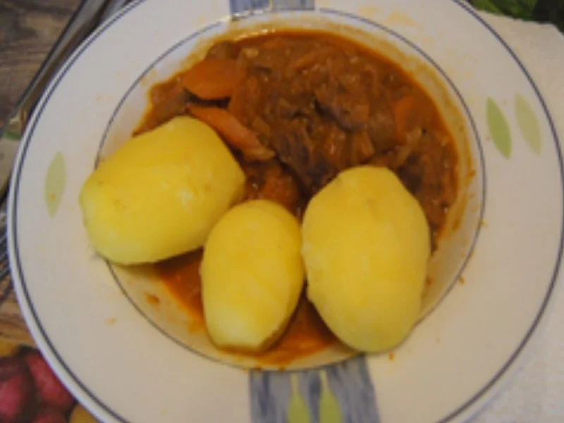 Gulasch mit Champignons, Zwiebeln und Bundmöhren - Rezept - Bild Nr. 16911