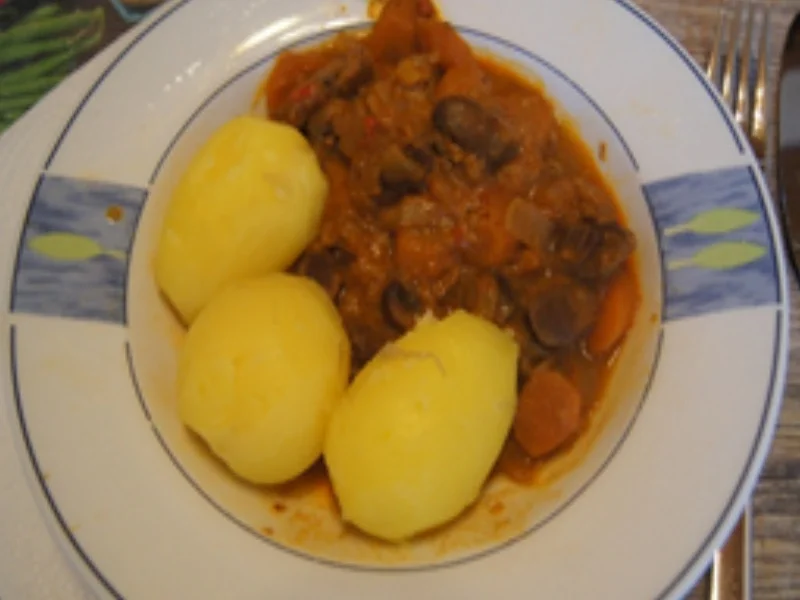 Gulasch mit Champignons, Zwiebeln und Bundmöhren - Rezept - Bild Nr. 16912