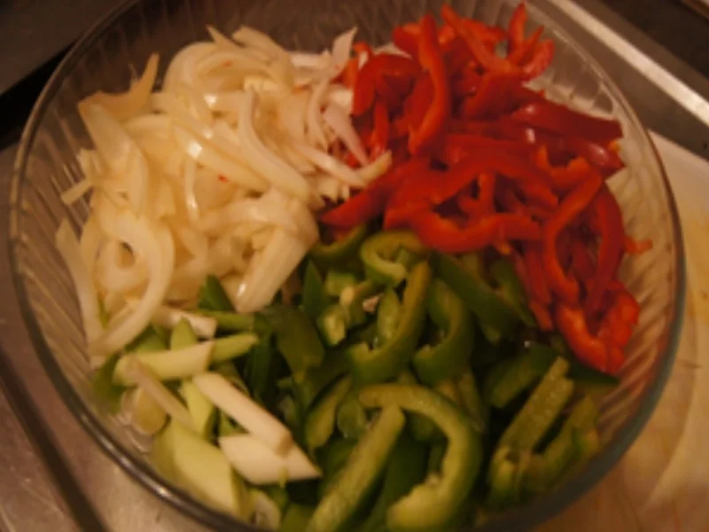 Knusper-Fischfilet auf Gemüsestreifen süß-sauer mit Basmatireis - Rezept - Bild Nr. 16897