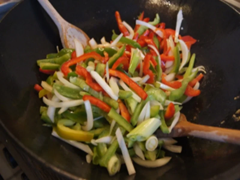 Knusper-Fischfilet auf Gemüsestreifen süß-sauer mit Basmatireis - Rezept - Bild Nr. 16899