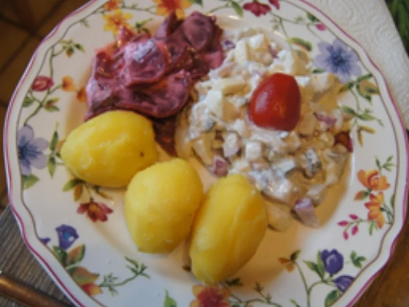Sahne-Matjeshappen nach Hausfrauen Art mit Rote-Bete-Salat und Pellkartoffeln - Rezept - Bild Nr. 16888