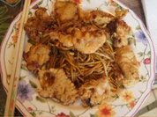 Frittiertes Schweinefilet auf Mie-Nudeln mit Sojabohnensprossen - Rezept - Bild Nr. 16888