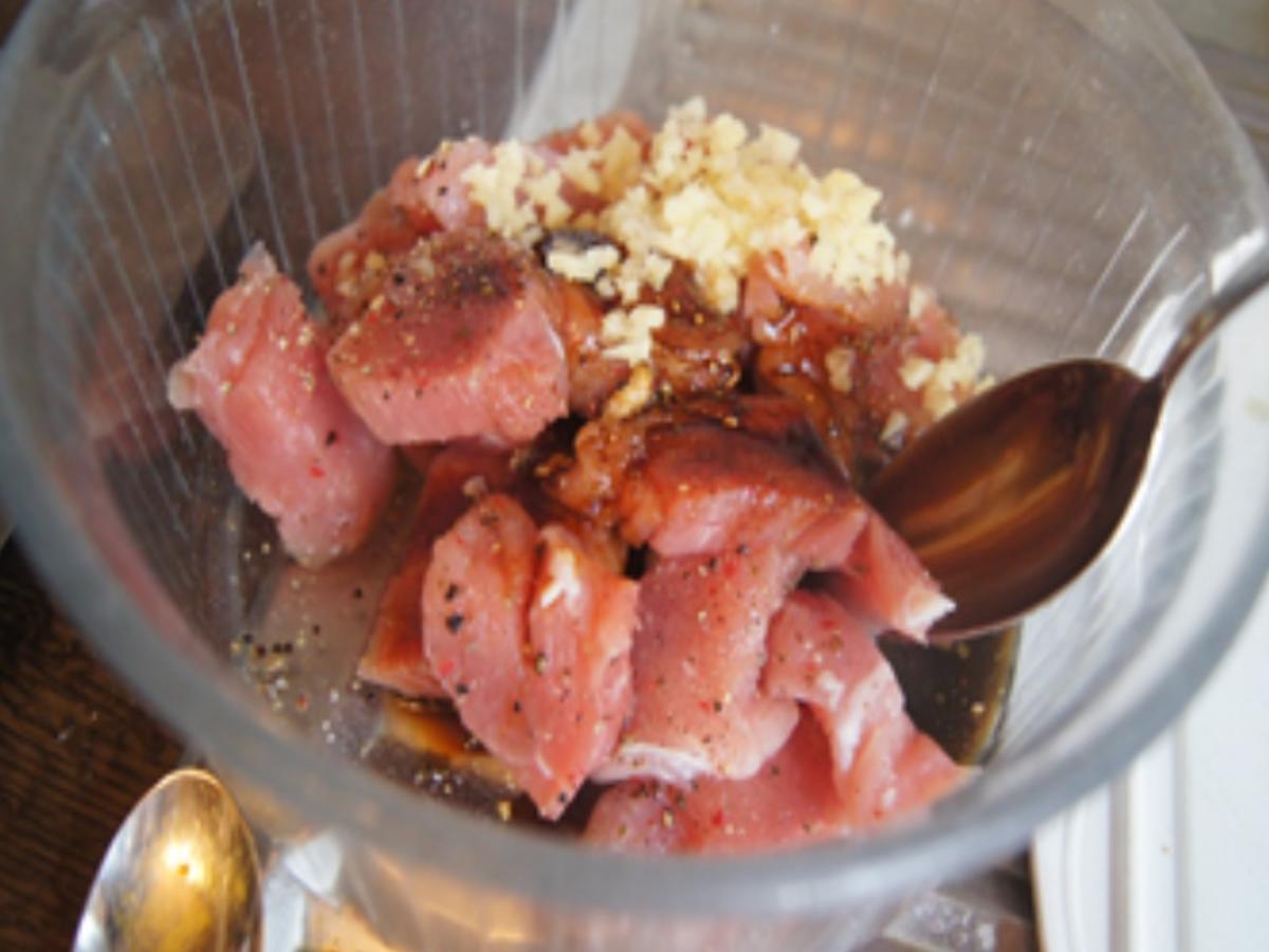 Frittiertes Schweinefilet auf Mie-Nudeln mit Sojabohnensprossen - Rezept - Bild Nr. 16891