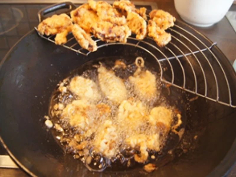 Frittiertes Schweinefilet auf Mie-Nudeln mit Sojabohnensprossen - Rezept - Bild Nr. 16895