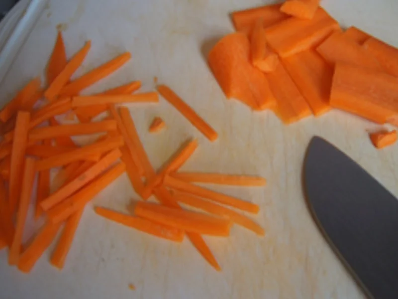 Frittiertes Schweinefilet auf Mie-Nudeln mit Sojabohnensprossen - Rezept - Bild Nr. 16899