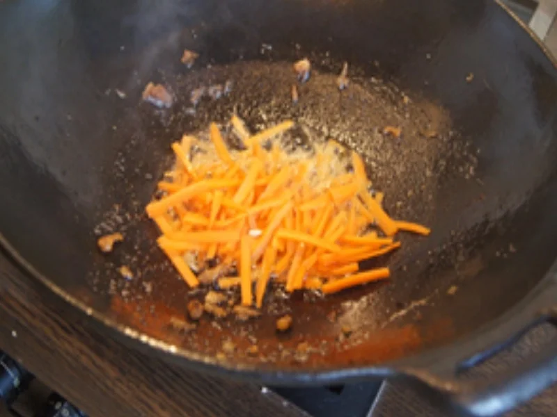 Frittiertes Schweinefilet auf Mie-Nudeln mit Sojabohnensprossen - Rezept - Bild Nr. 16901