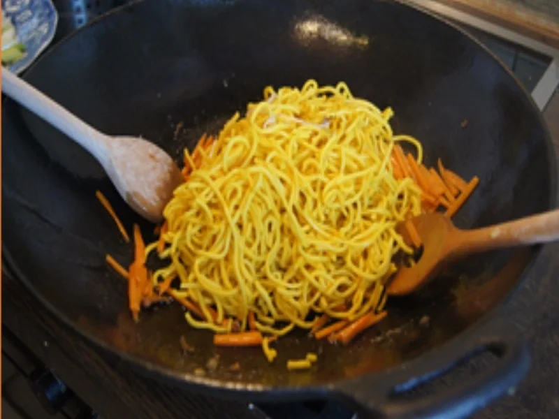 Frittiertes Schweinefilet auf Mie-Nudeln mit Sojabohnensprossen - Rezept - Bild Nr. 16902