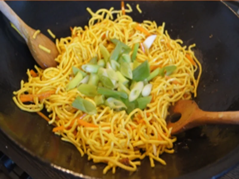 Frittiertes Schweinefilet auf Mie-Nudeln mit Sojabohnensprossen - Rezept - Bild Nr. 16903