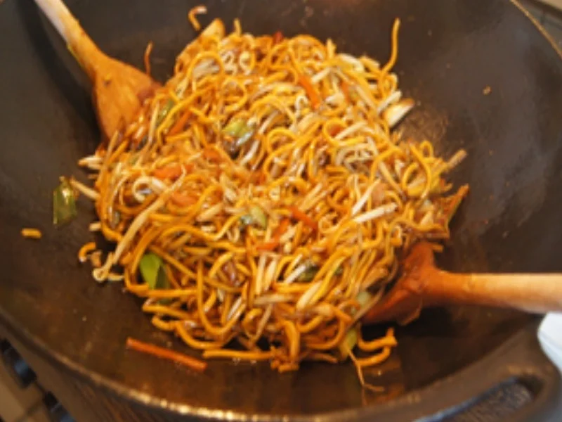 Frittiertes Schweinefilet auf Mie-Nudeln mit Sojabohnensprossen - Rezept - Bild Nr. 16905